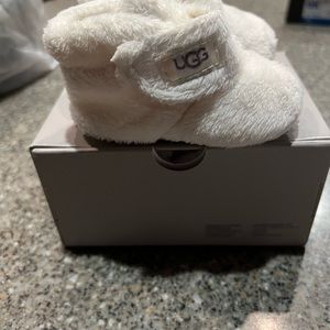 Baby Ugg Girl Slipper/Boots with Box White Size XS.